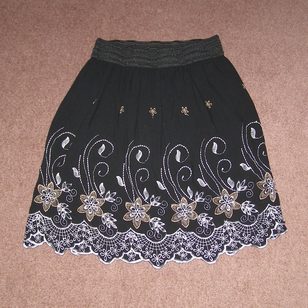 🌹 NEW size L/XL 10-12 Black Skirt with Floral Embroidered design - Picture 7 of 13